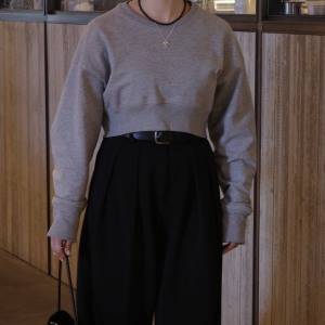 体型カバーよりバランスが大事。旬の「ショート丈スウェット」でつくる大人のラフコーデ