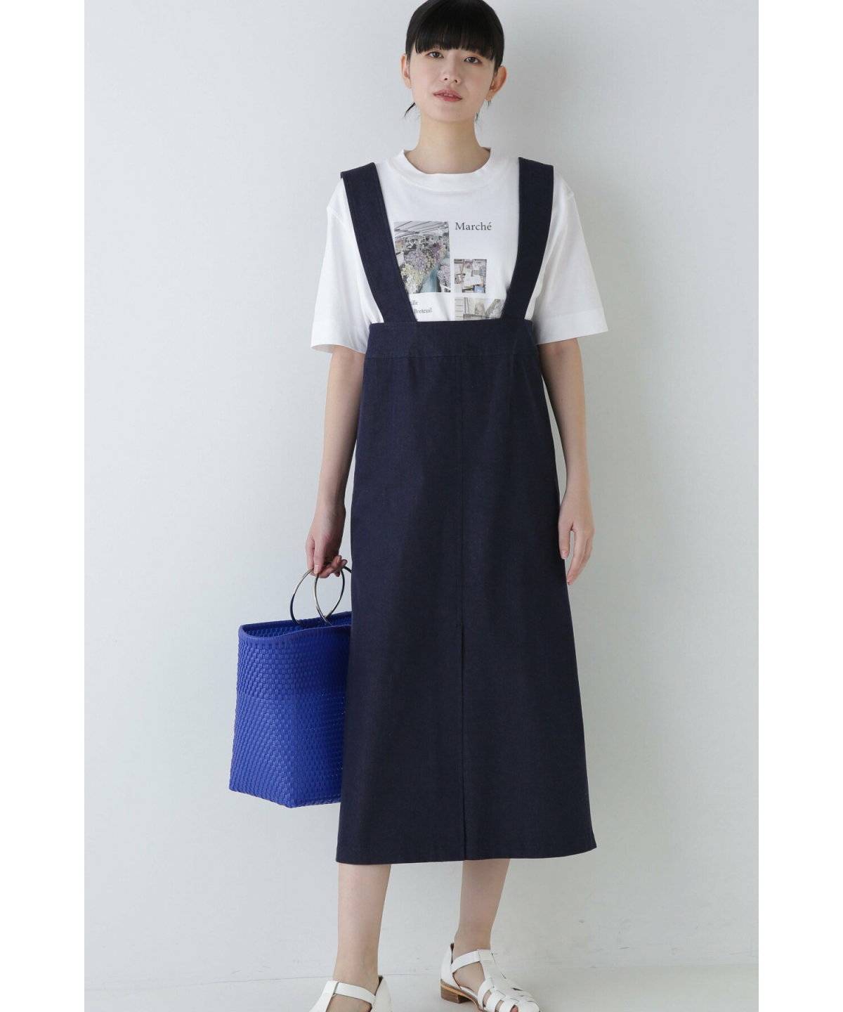 スカートコーデの女性