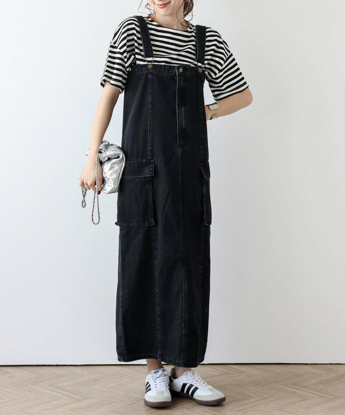 スカートコーデの女性