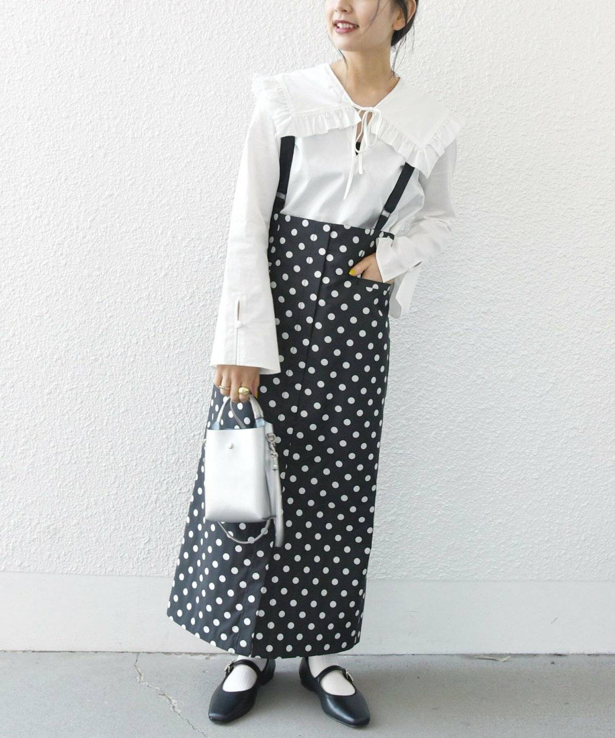 スカートコーデの女性