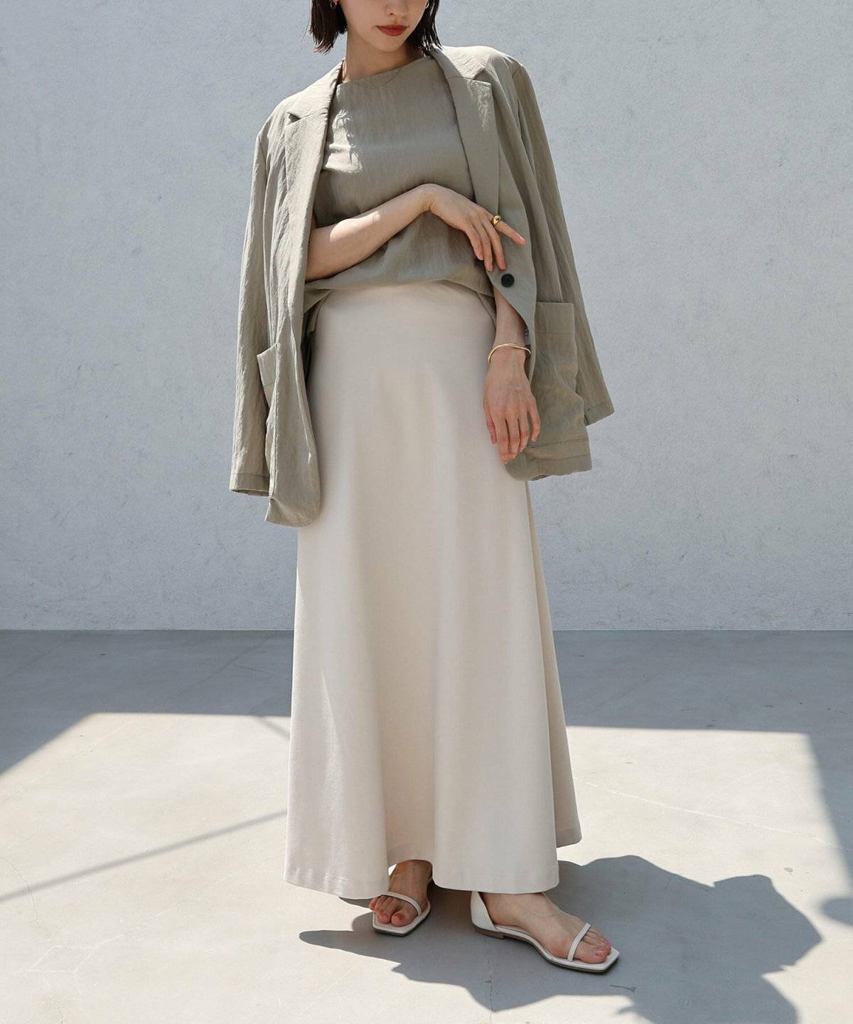 スカートコーデの女性