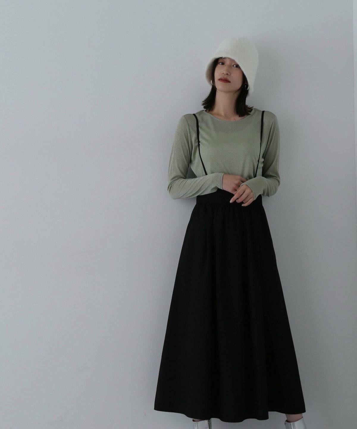 スカートコーデの女性