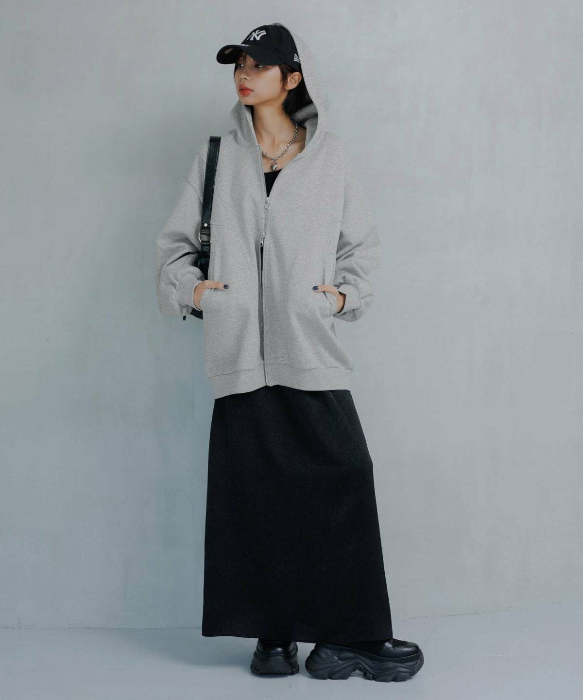 スポーティーコーデの女性