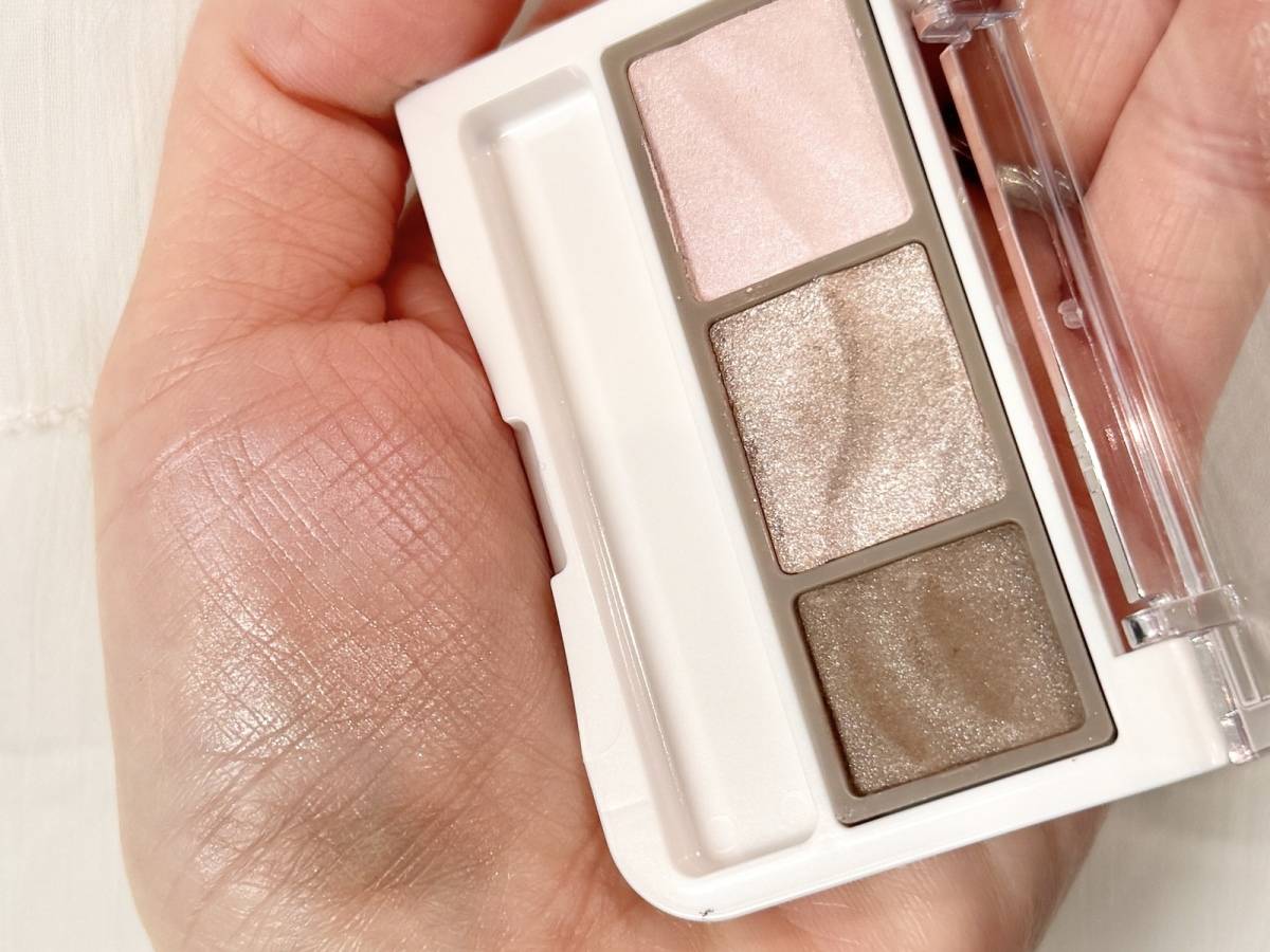 ライティングアップアイシャドウ 03シェルグレージュ