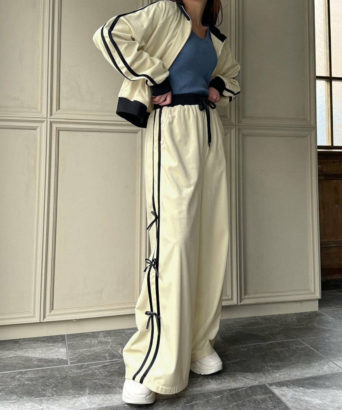 スポーティーコーデの女性