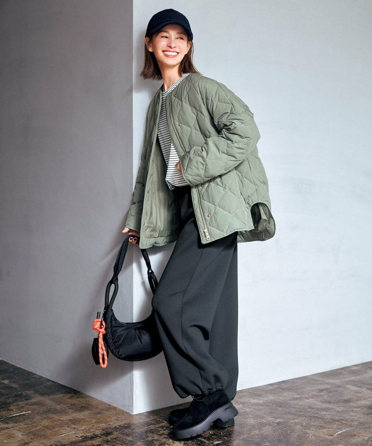 スポーティーコーデの女性