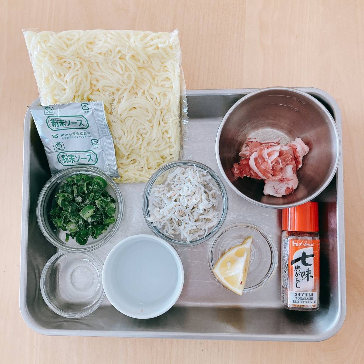 マルちゃん公式の「「カリカリじゃこ」のネギ塩焼そば」のレシピ