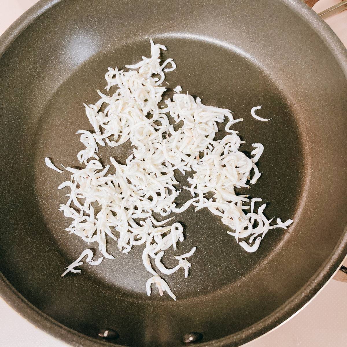 マルちゃん公式の「「カリカリじゃこ」のネギ塩焼そば」のレシピ