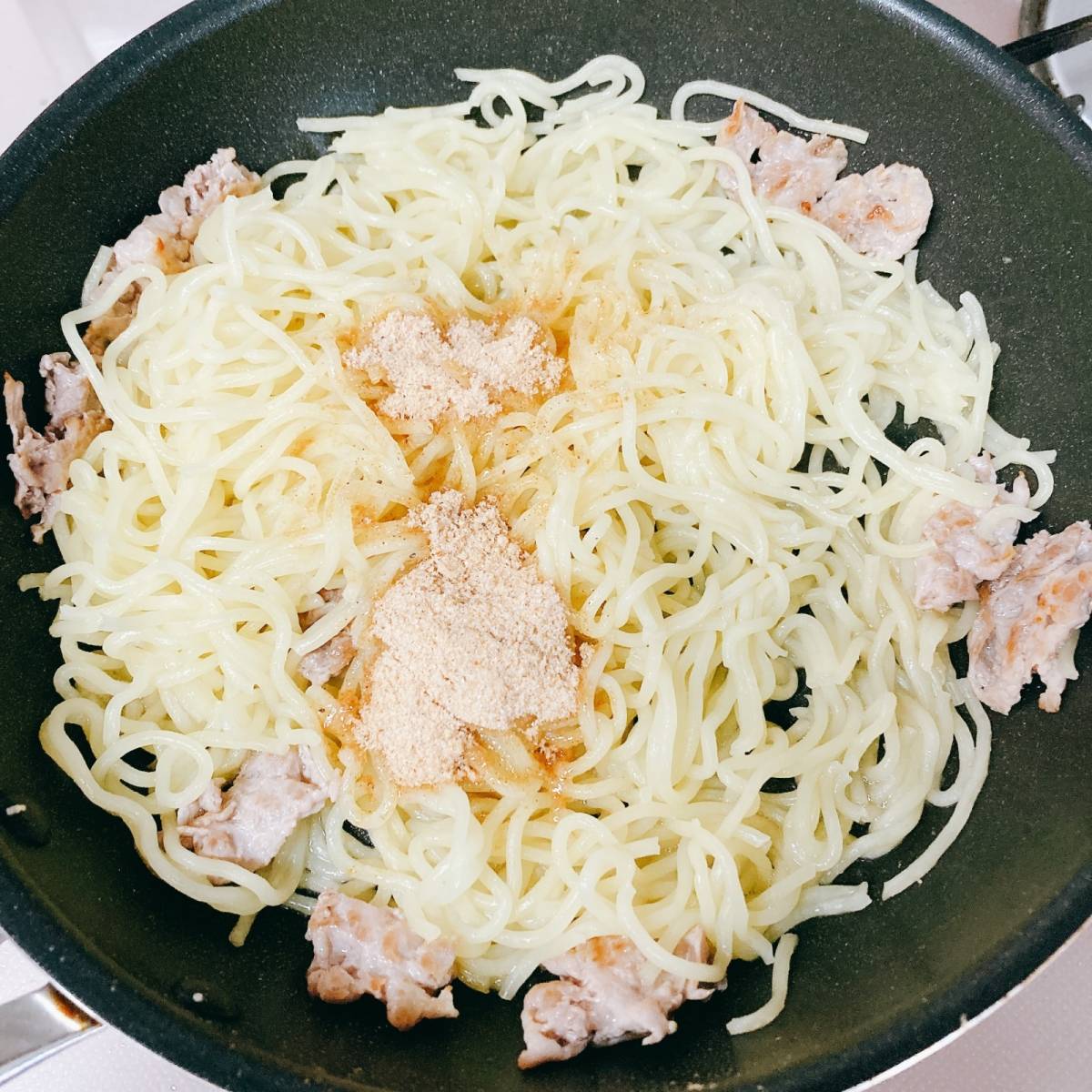 マルちゃん公式の「「カリカリじゃこ」のネギ塩焼そば」のレシピ