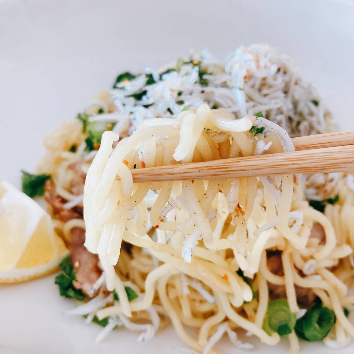 マルちゃん公式の「「カリカリじゃこ」のネギ塩焼そば」のレシピ