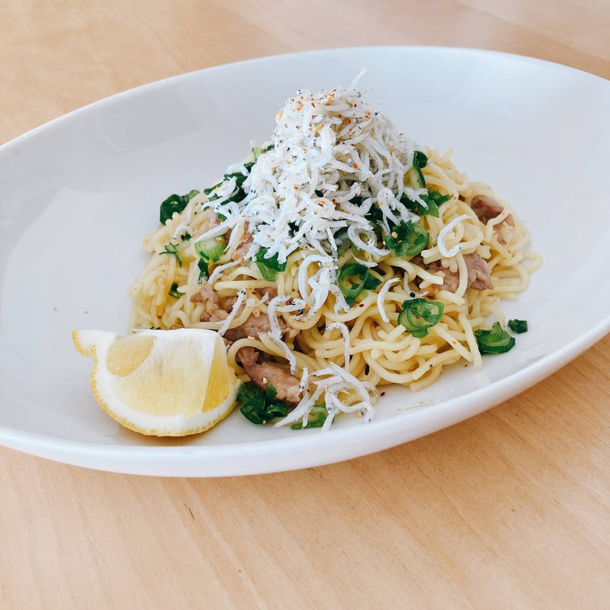 マルちゃん公式の「「カリカリじゃこ」のネギ塩焼そば」のレシピ