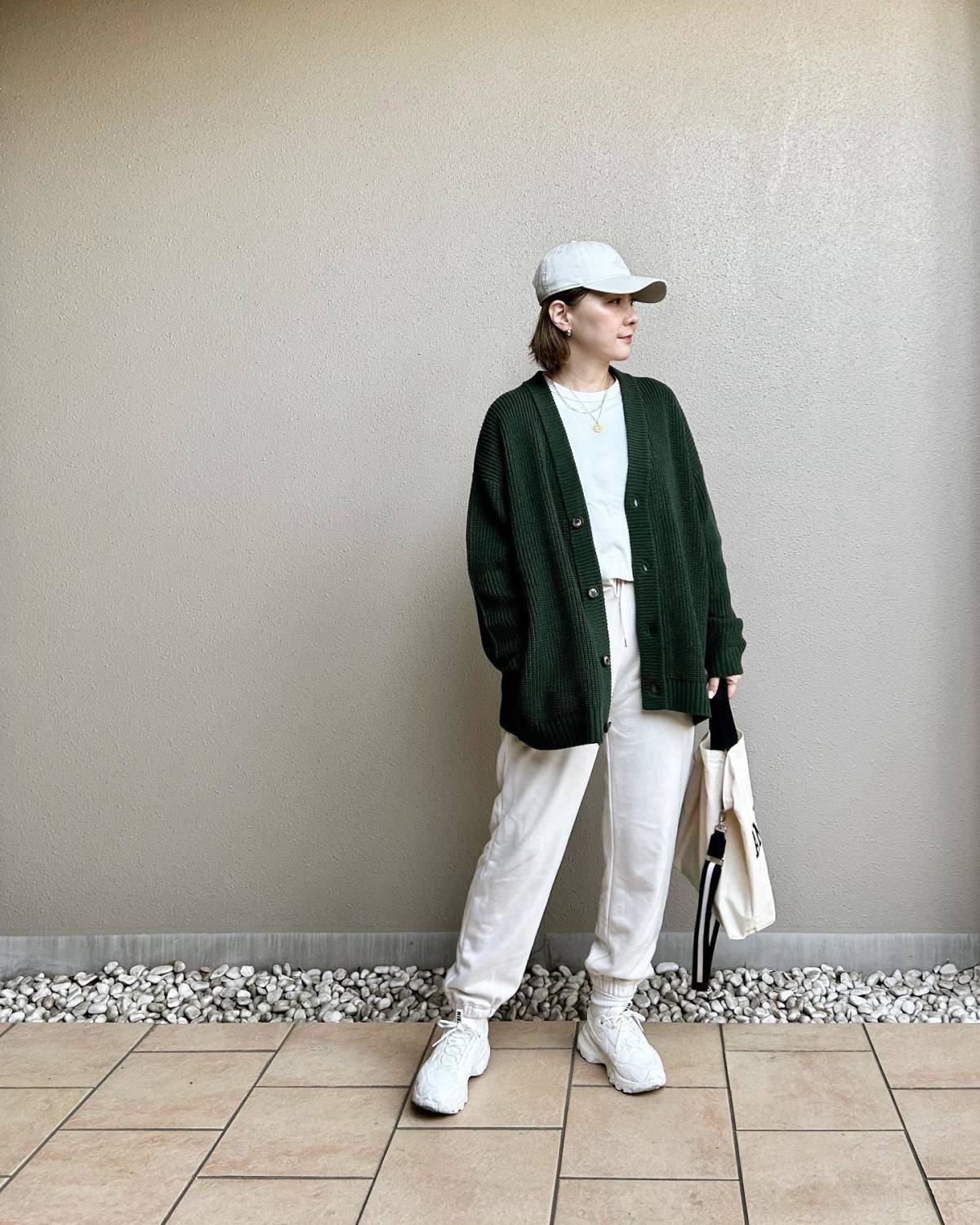グリーンのカーディガンを主役にする！