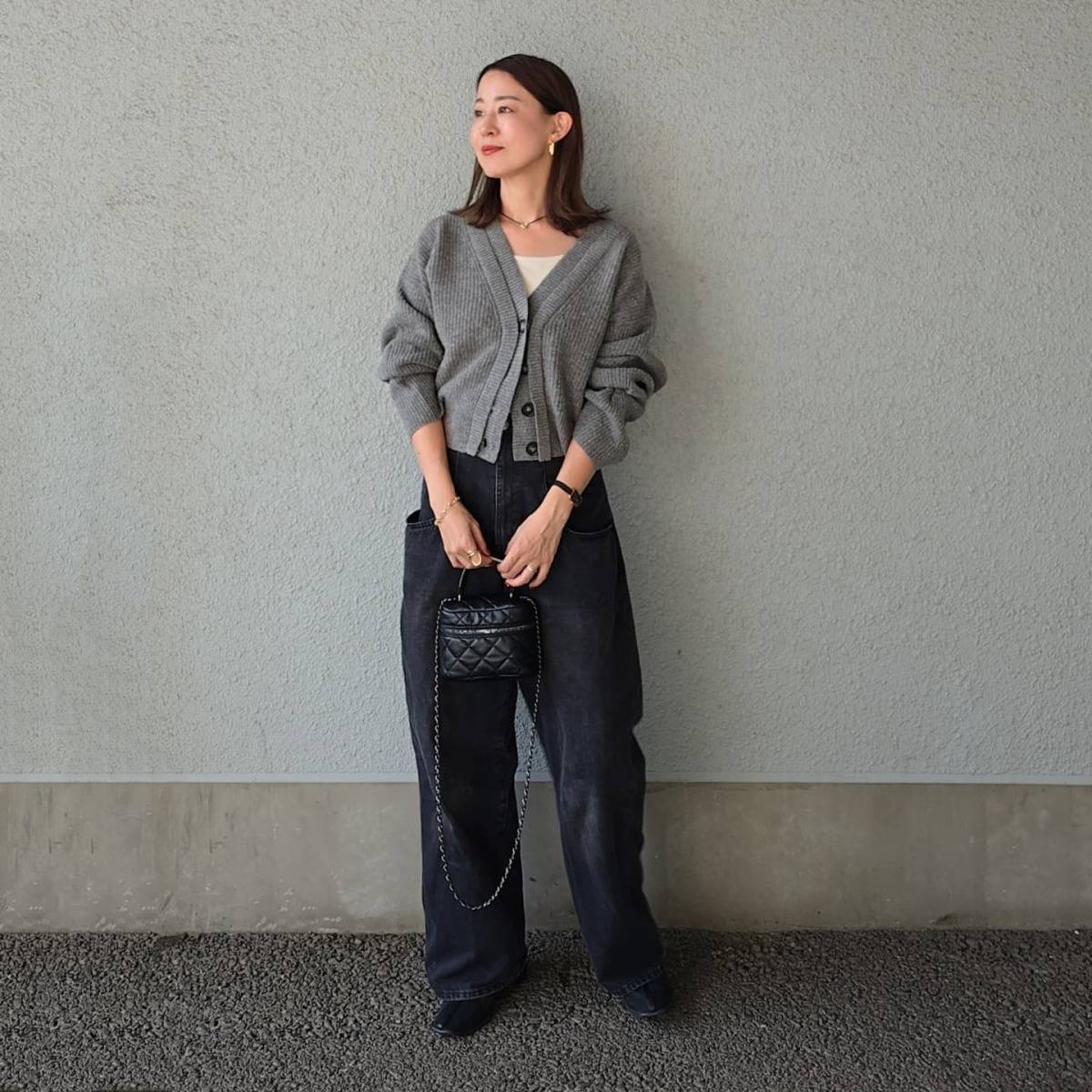 Vネックカーディガンを合わせる!