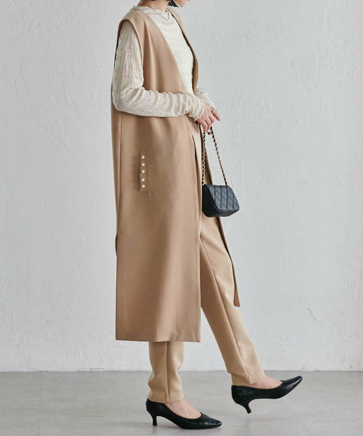 ロングジレコーデの女性