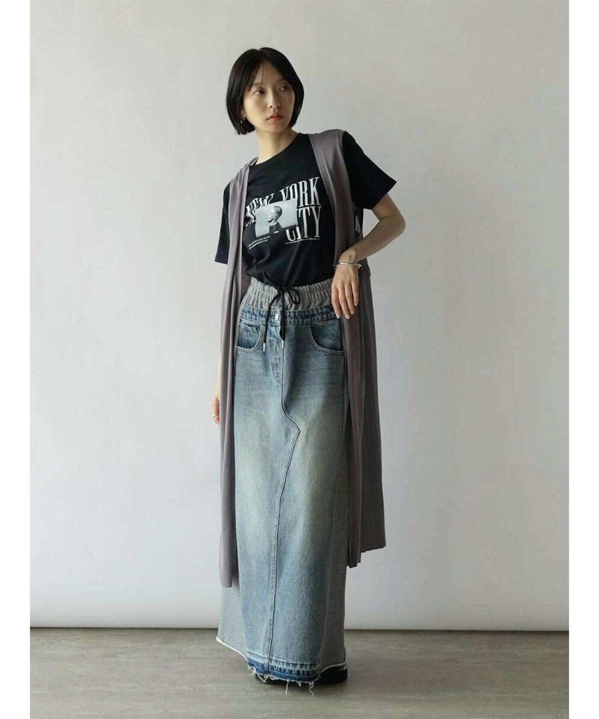 ロングジレコーデの女性