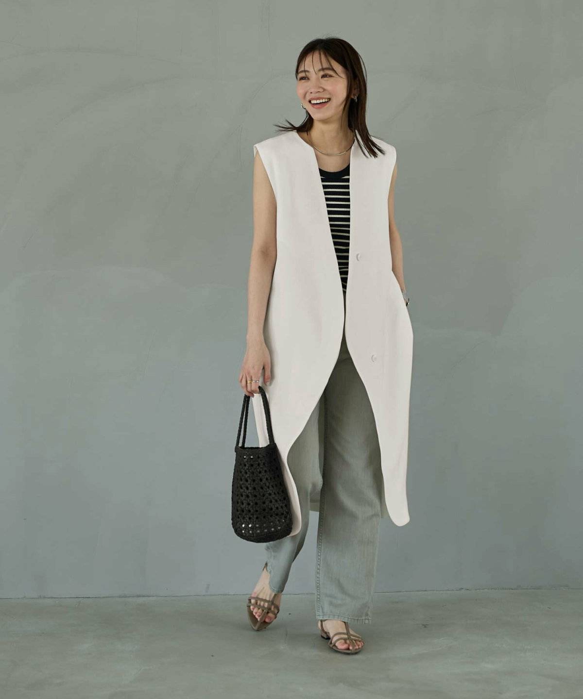 ロングジレコーデの女性