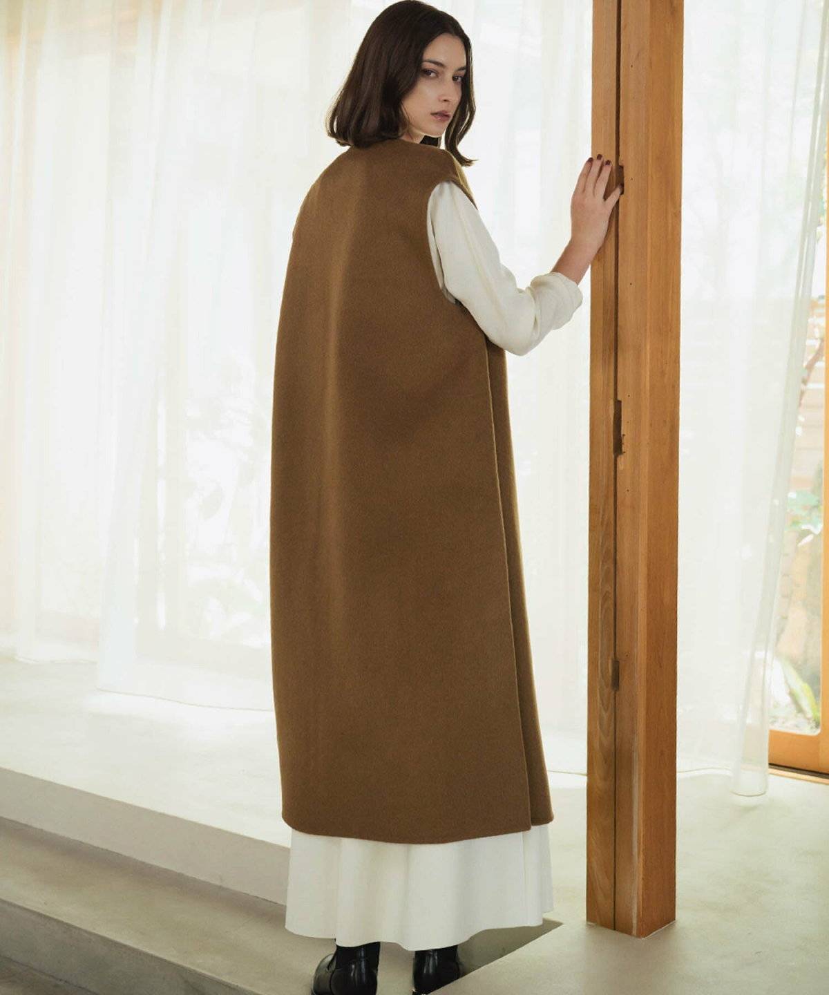 ロングジレコーデの女性