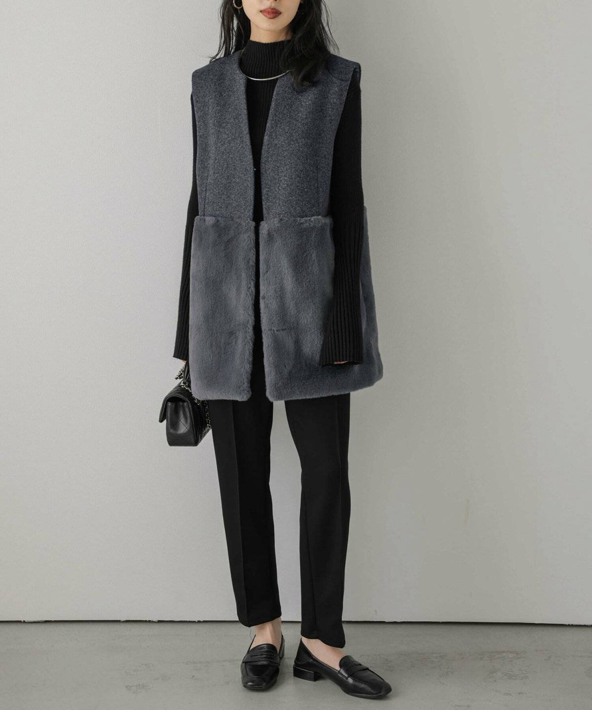 ロングジレコーデの女性