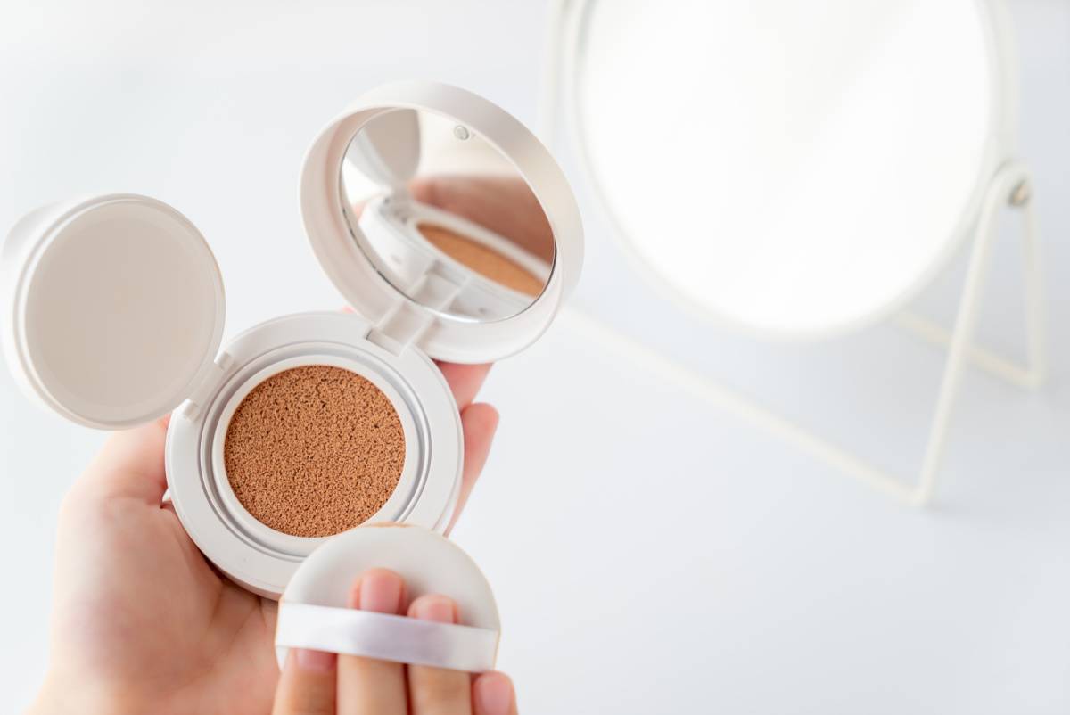 クッションファンデーションでメイク中
