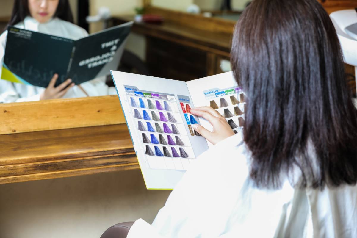 ヘアカラー見本を見る女性