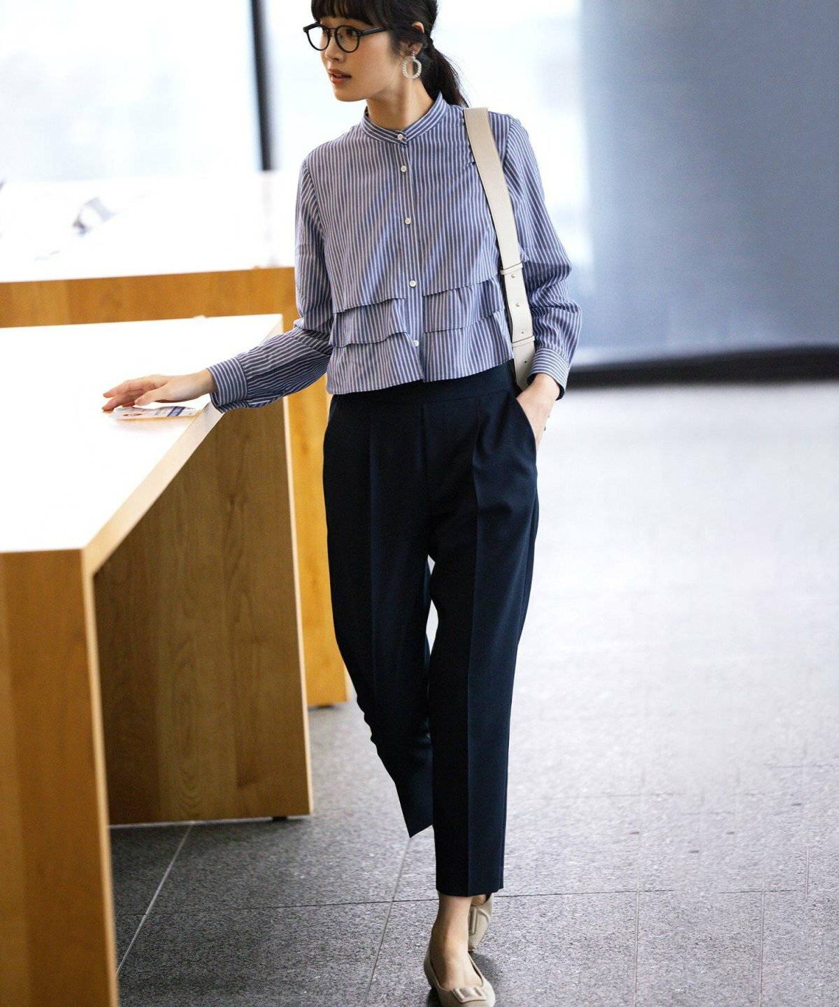 春コーデの女性