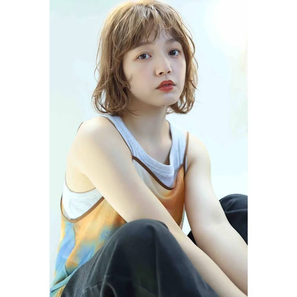 明るめベージュのラフボブヘア