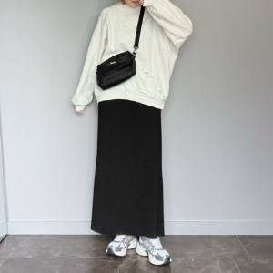  モノトーンコーデの女性 