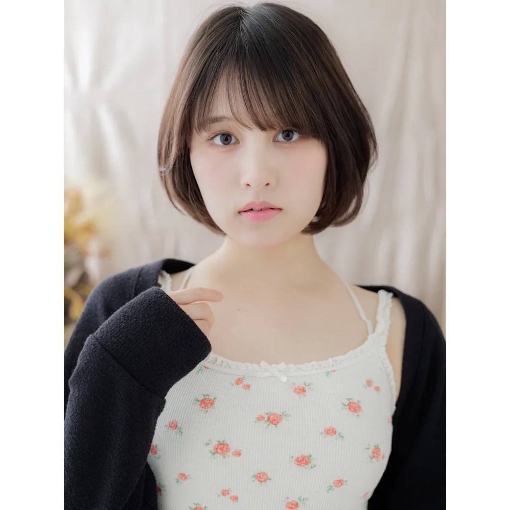 斜めバング×丸みショートボブ