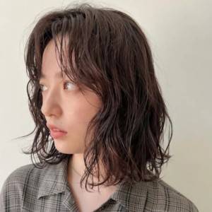  濡れ感ウェーブのこなれボブ 