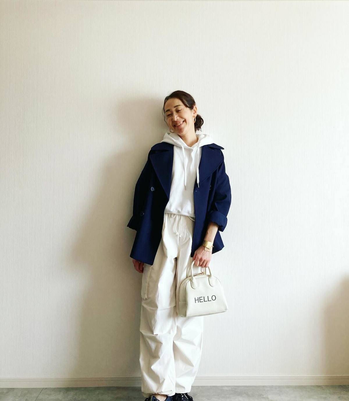 ホワイトコーデ×ネイビーコート