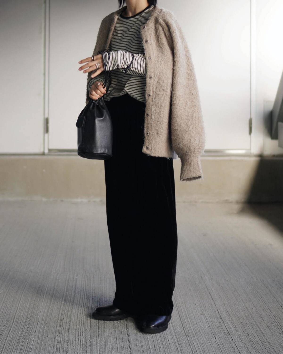 厚手のカーディガンを肩掛けしてアウターに♡