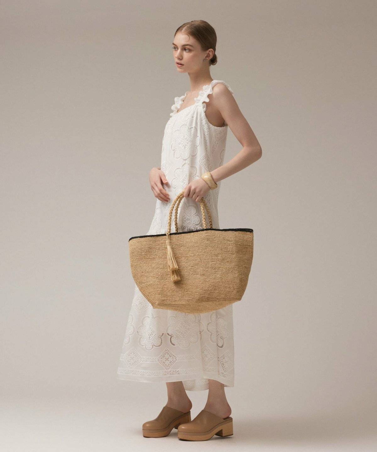 夏コーデの女性