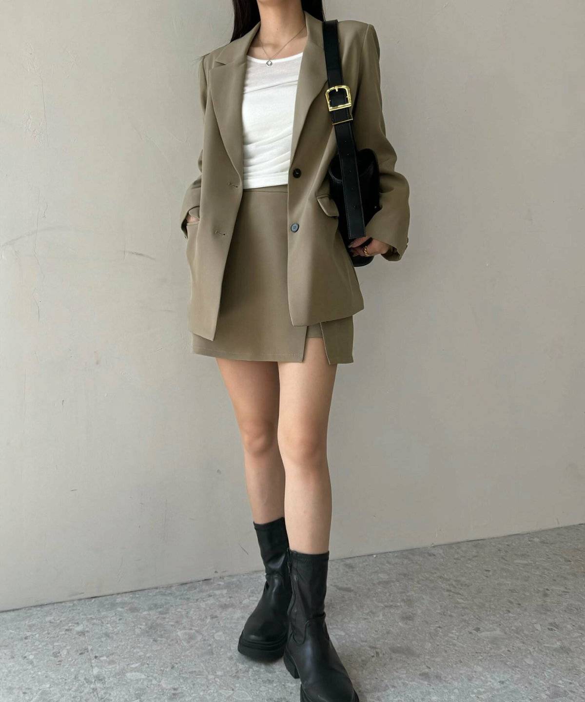 スカートコーデの女性