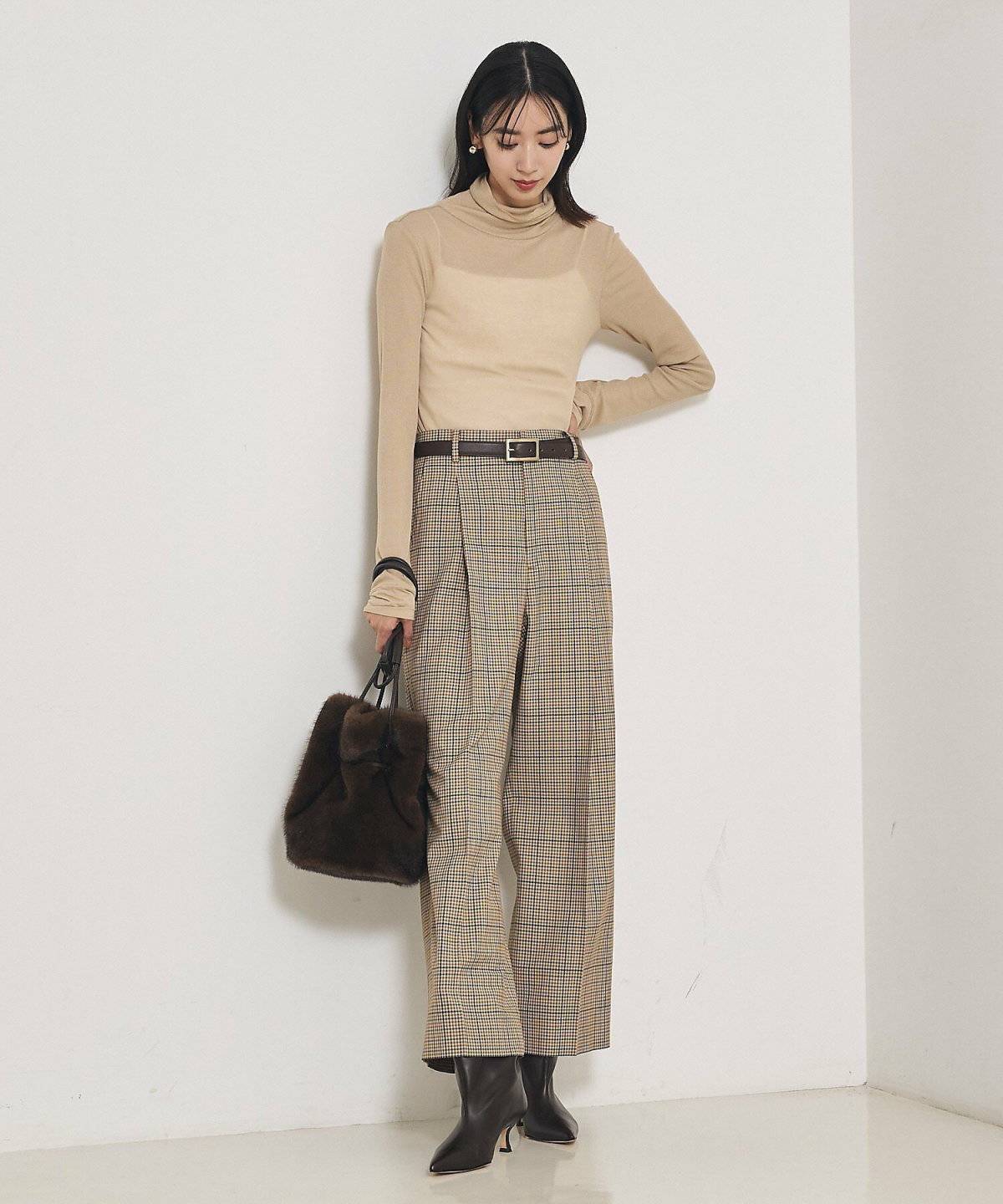 パンツコーデの女性