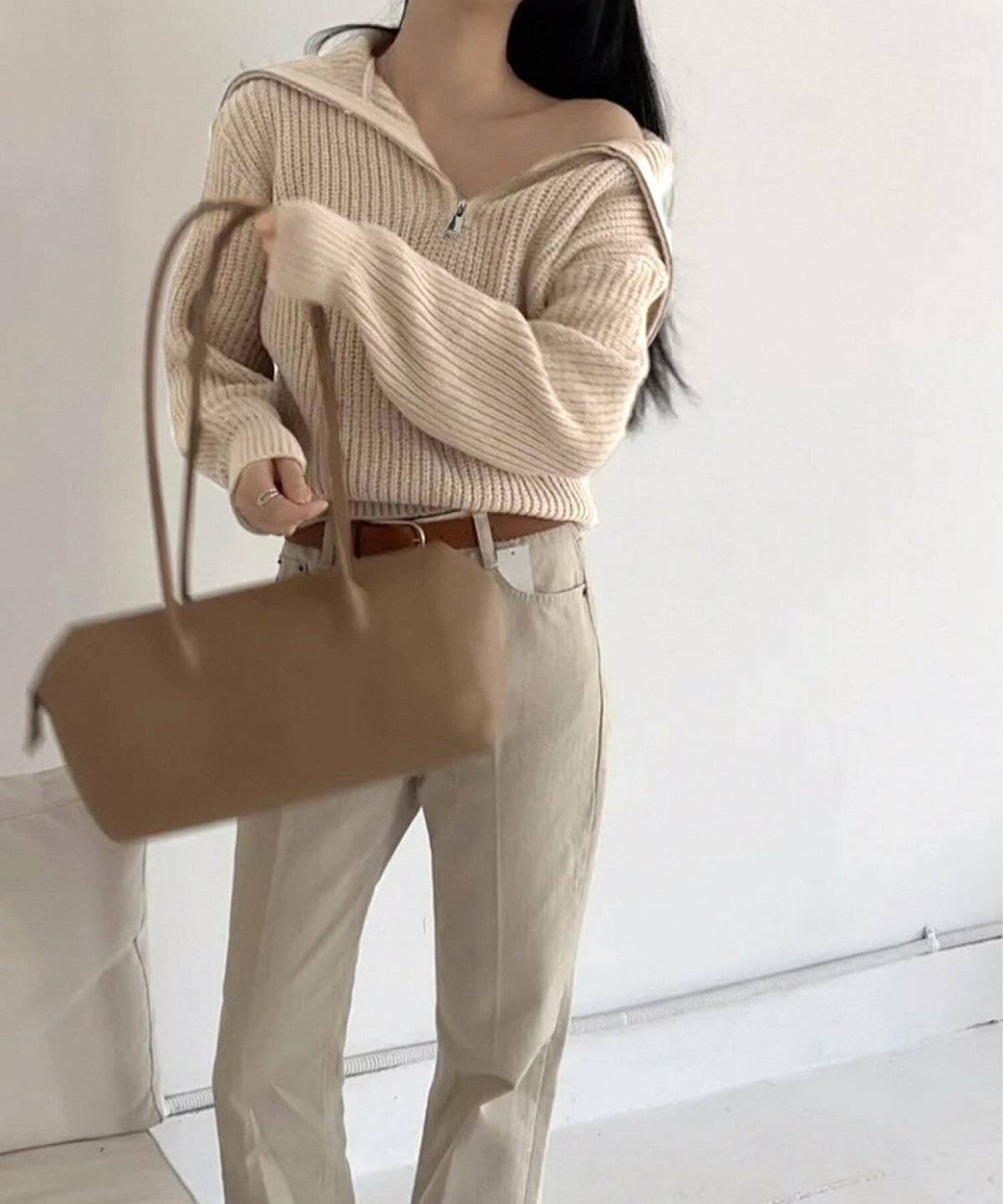 パンツコーデの女性