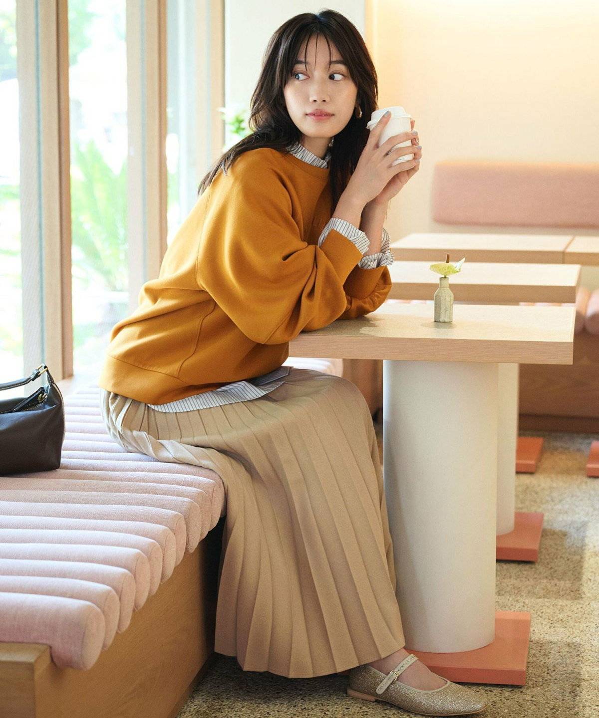 初秋コーデの女性