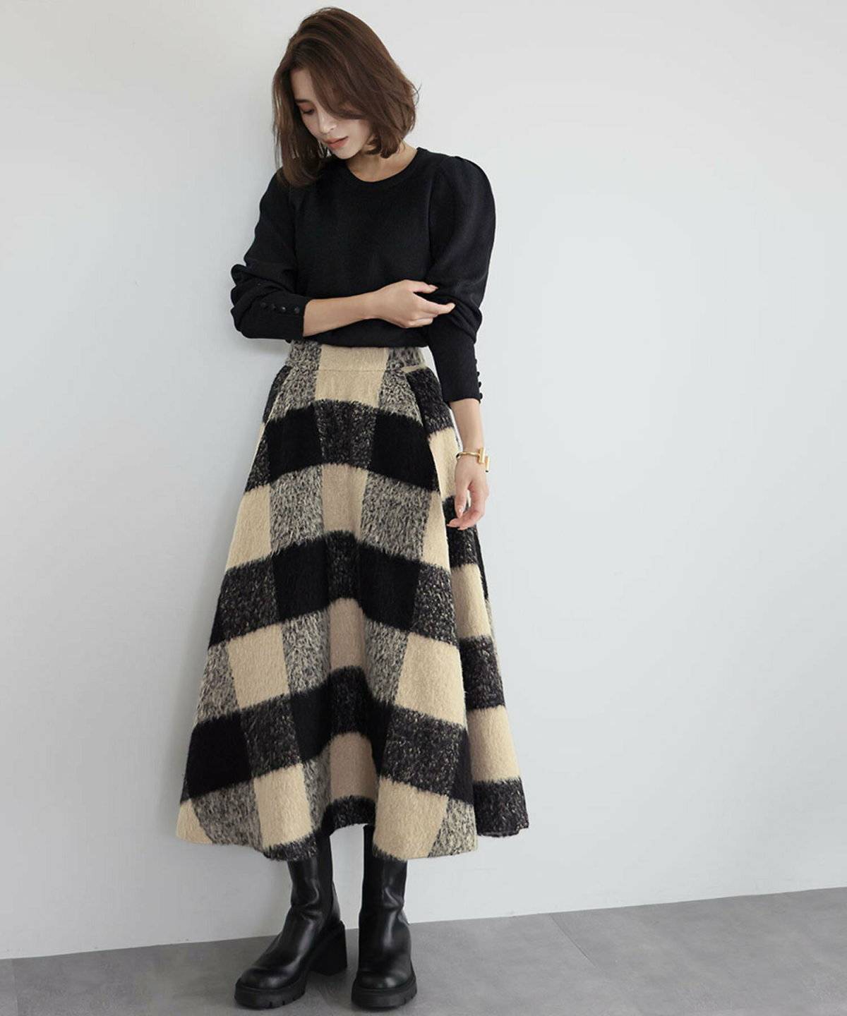 初秋コーデの女性