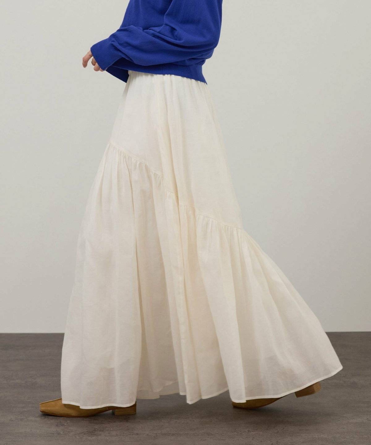 初秋コーデの女性