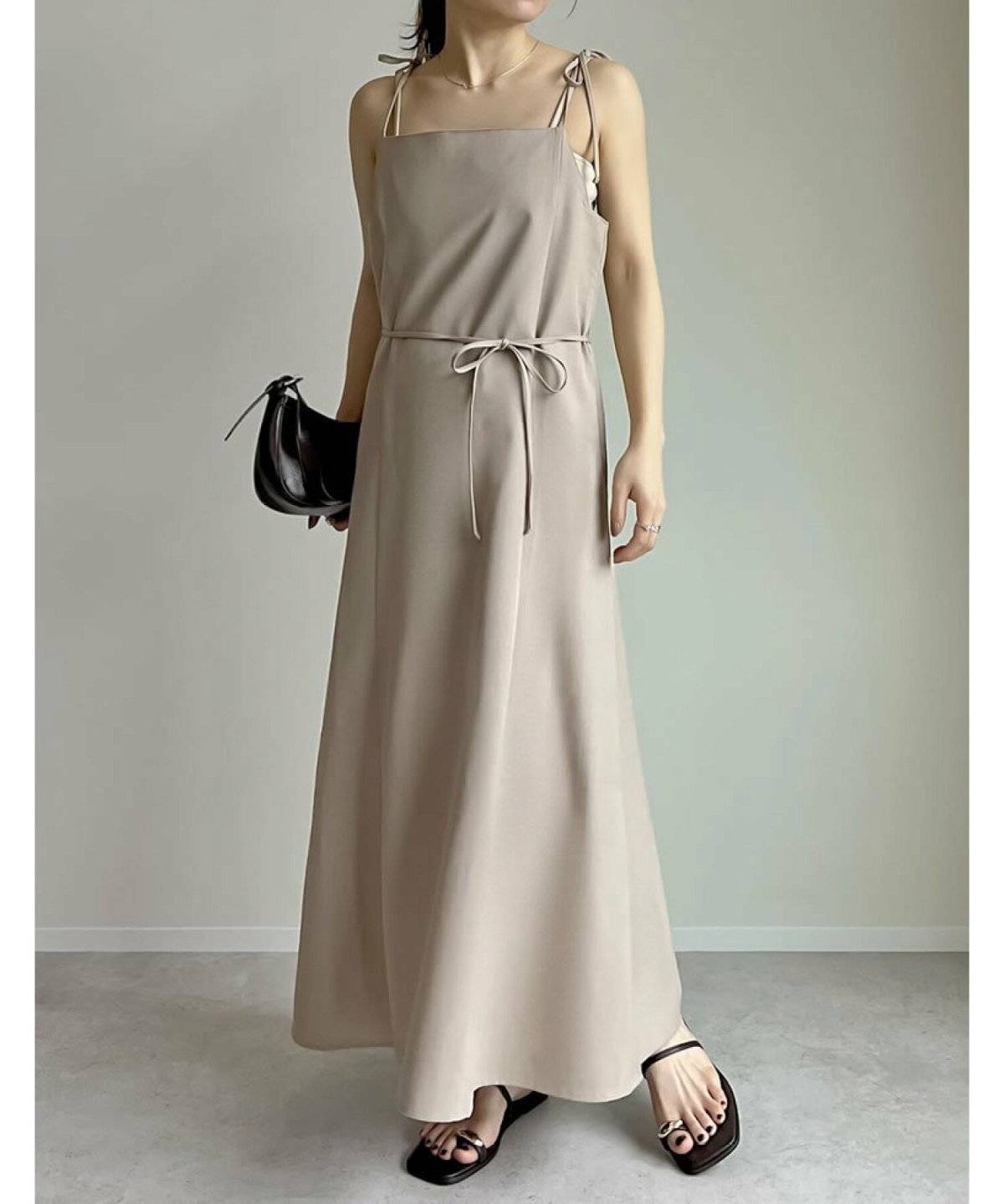 初夏コーデの女性