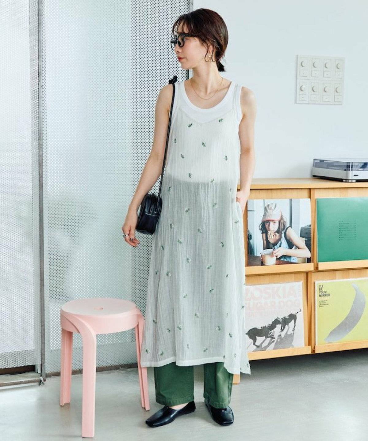 初夏コーデの女性