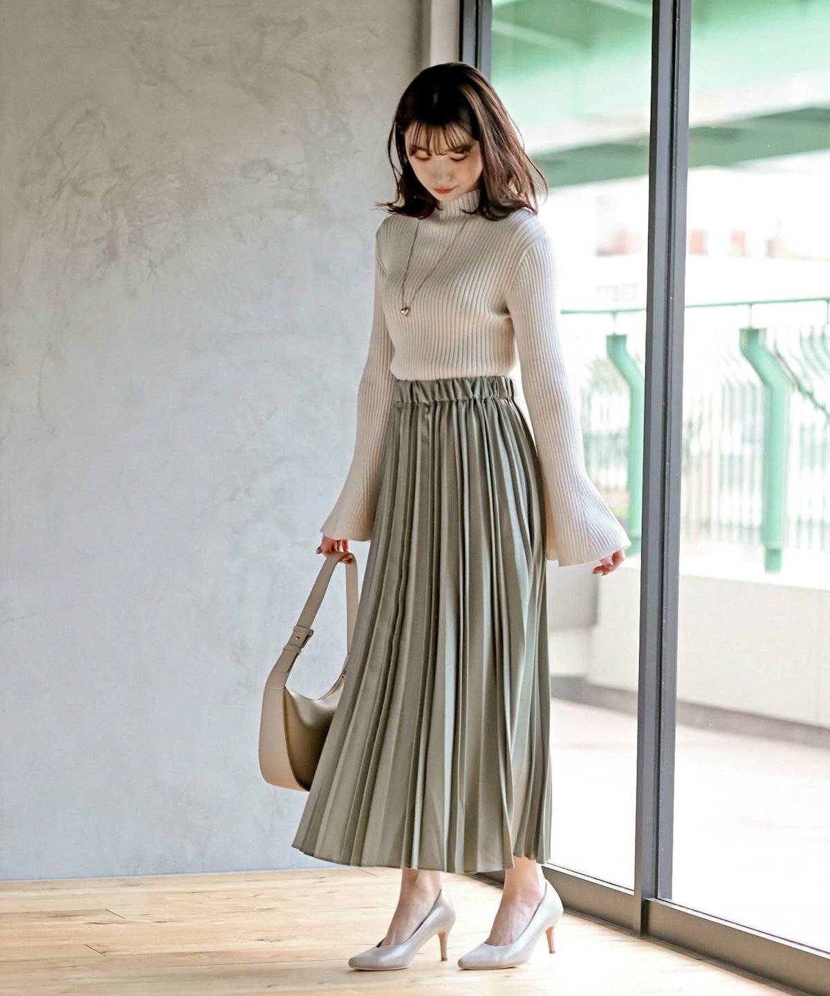 スカートを履いた女性