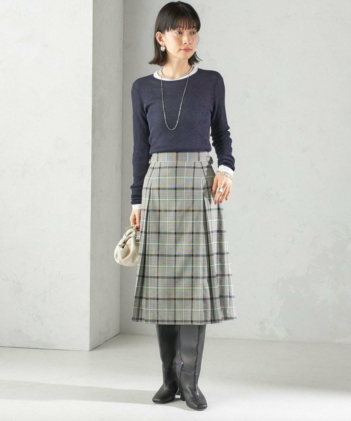 スカートを履いた女性