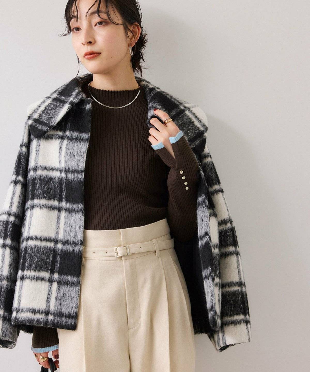 パンツコーデの女性