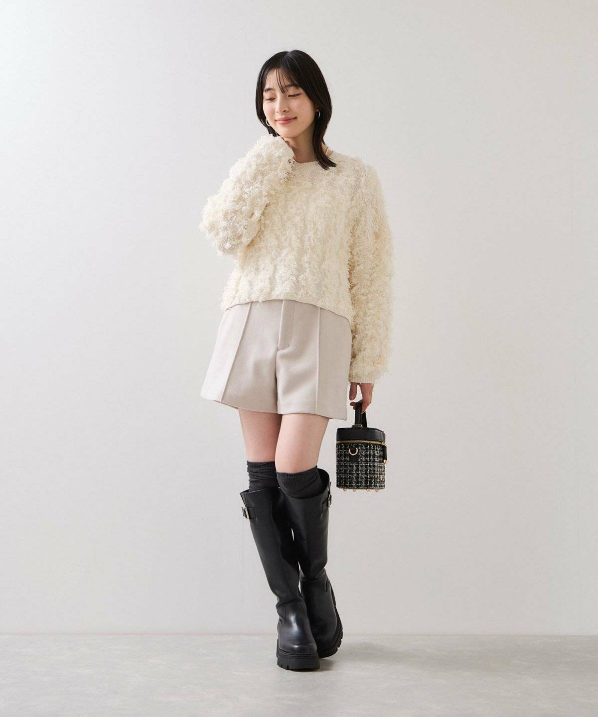 パンツコーデの女性