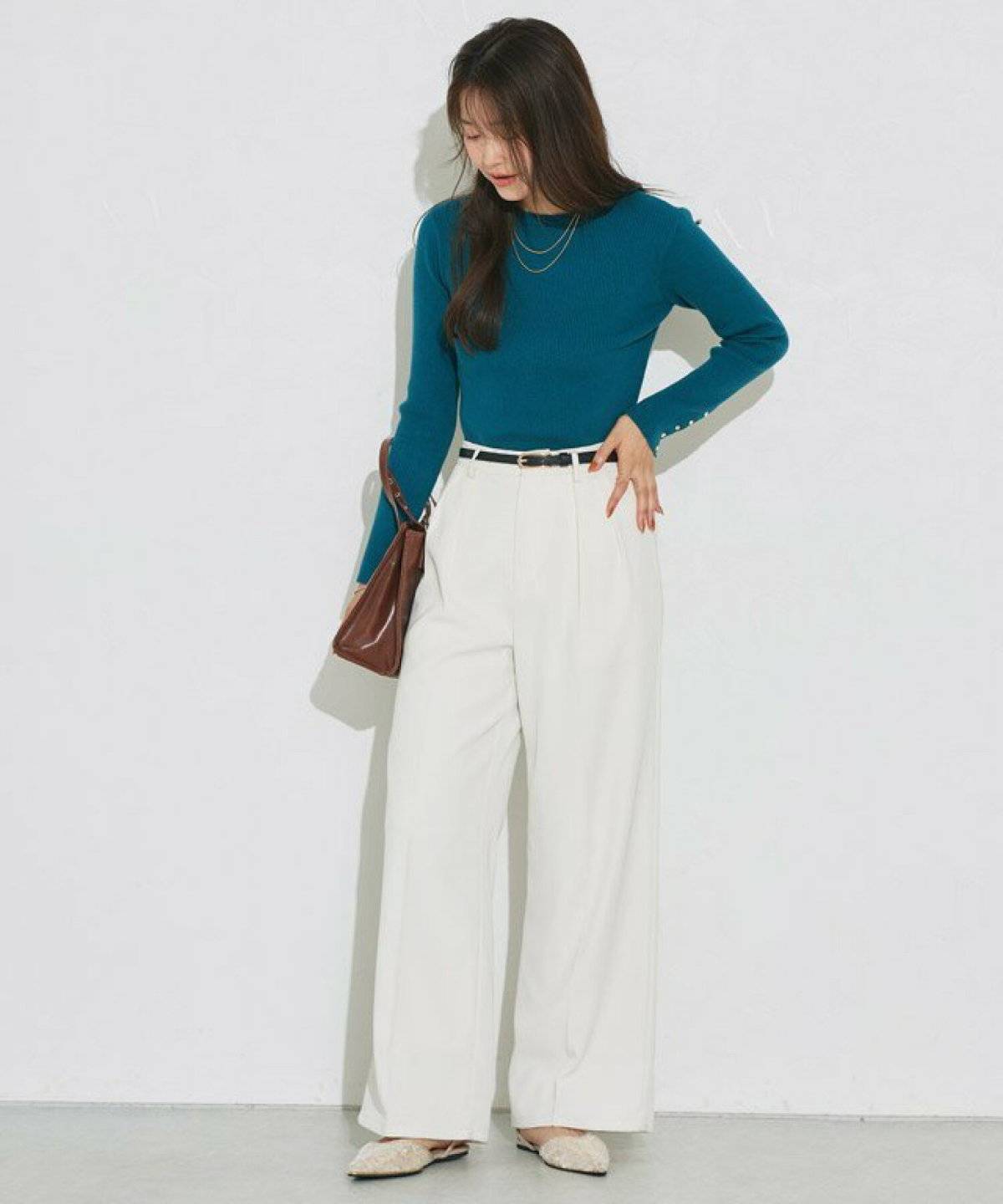 パンツコーデの女性