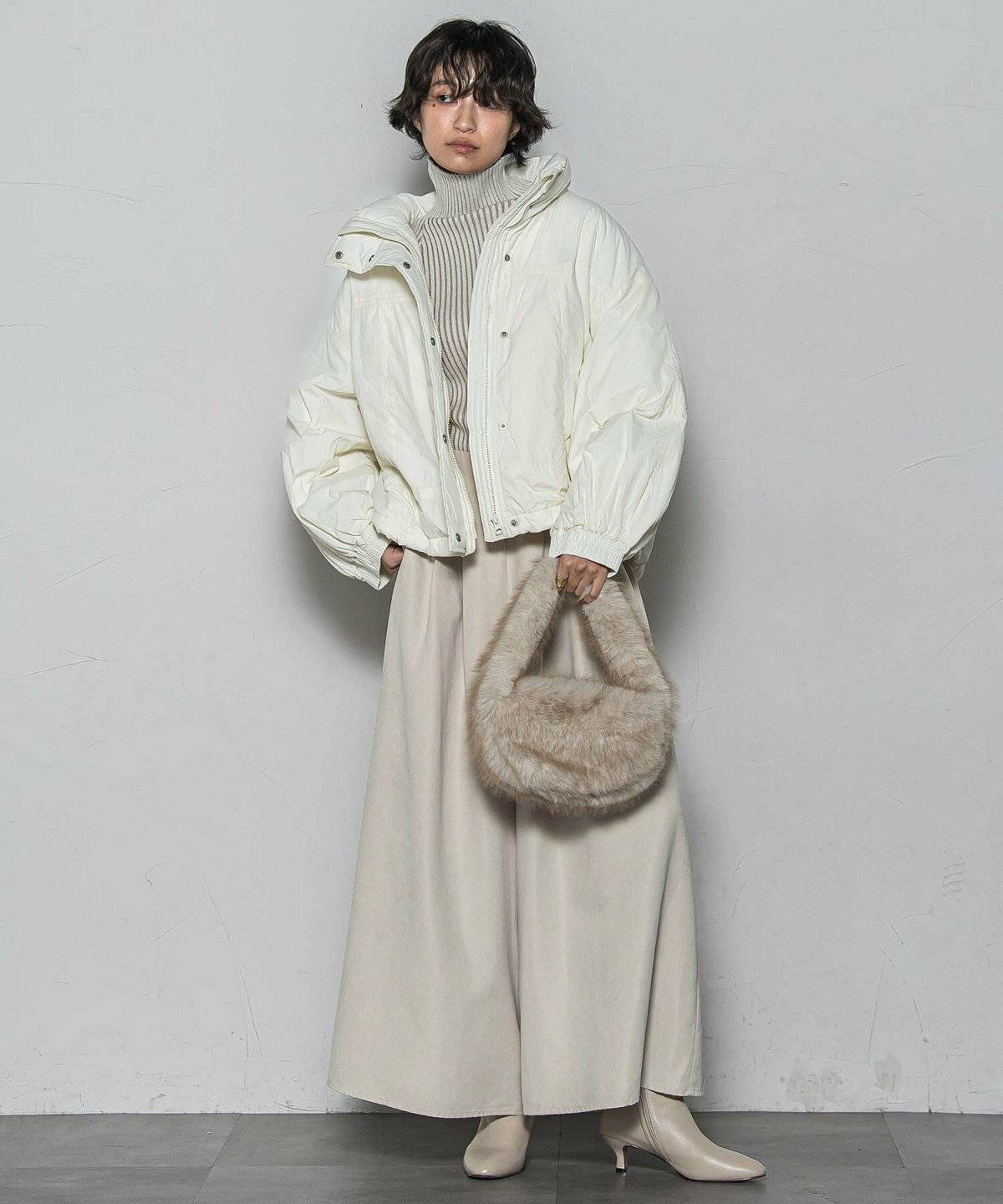 パンツコーデの女性