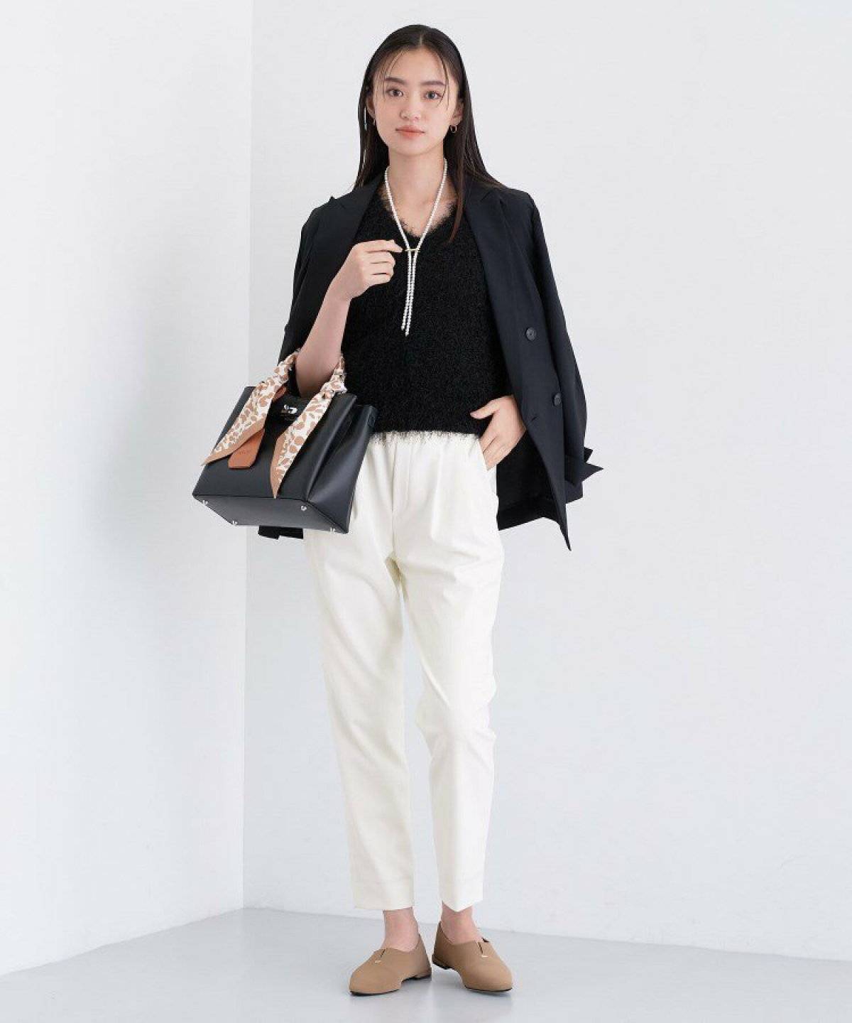 パンツコーデの女性