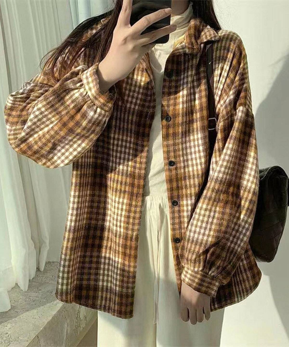 パンツコーデの女性