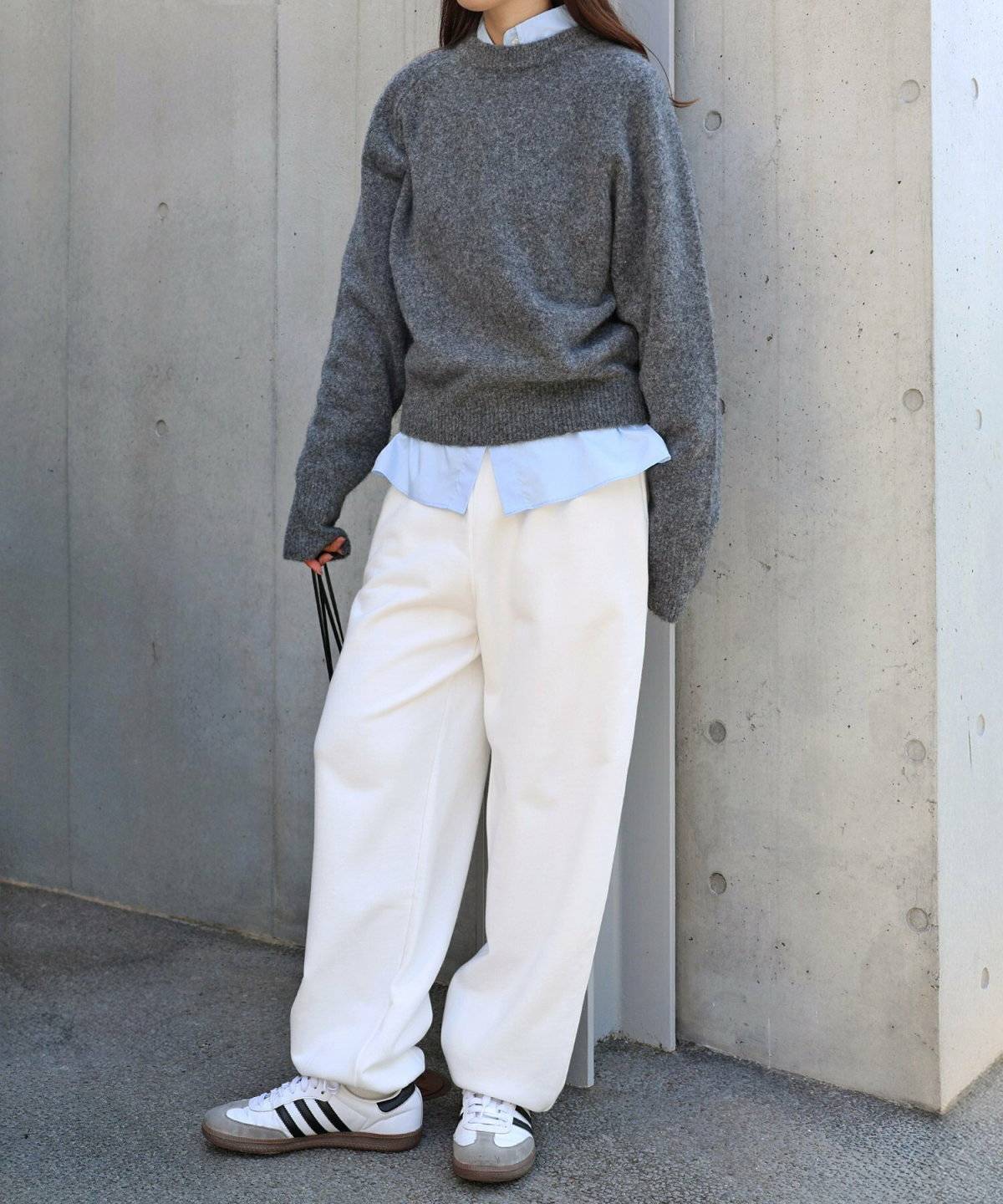 パンツコーデの女性