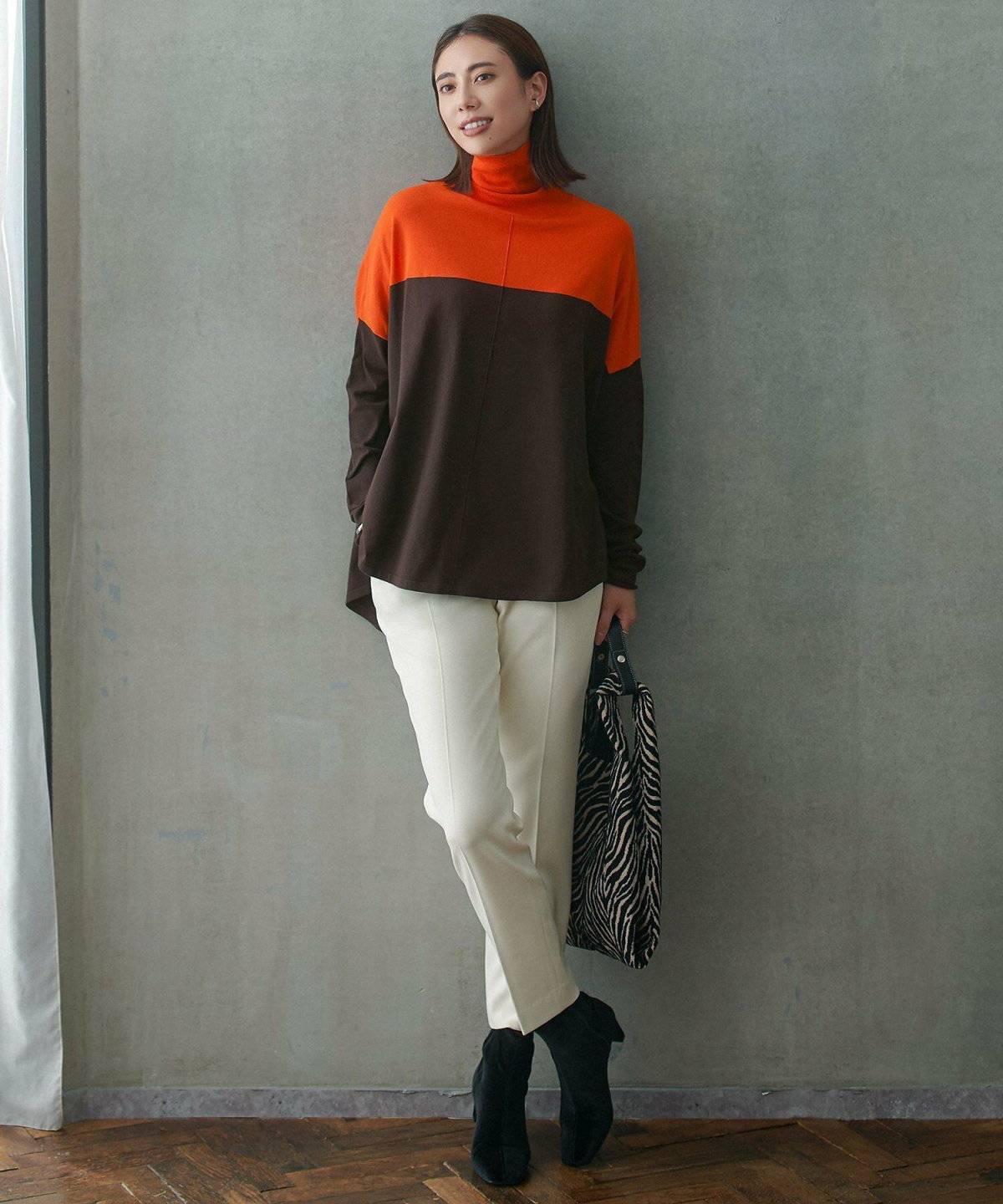 パンツコーデの女性